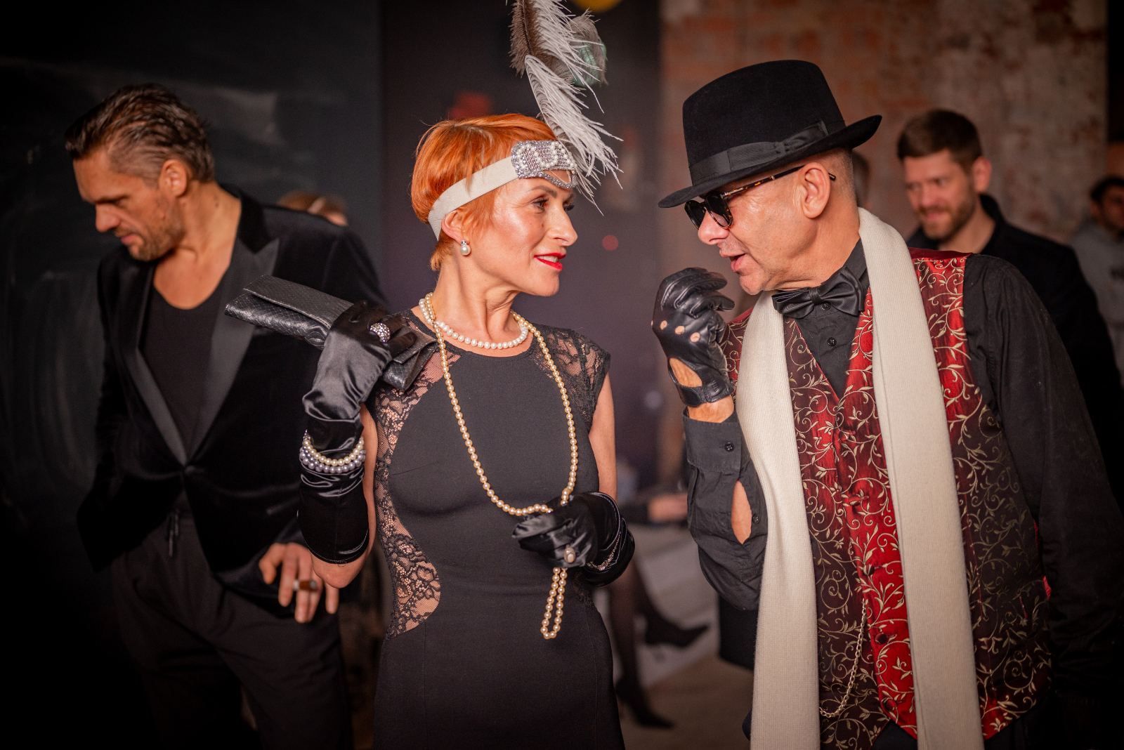 Goście w strojach z lat 20. podczas Brosaq Gallery Night